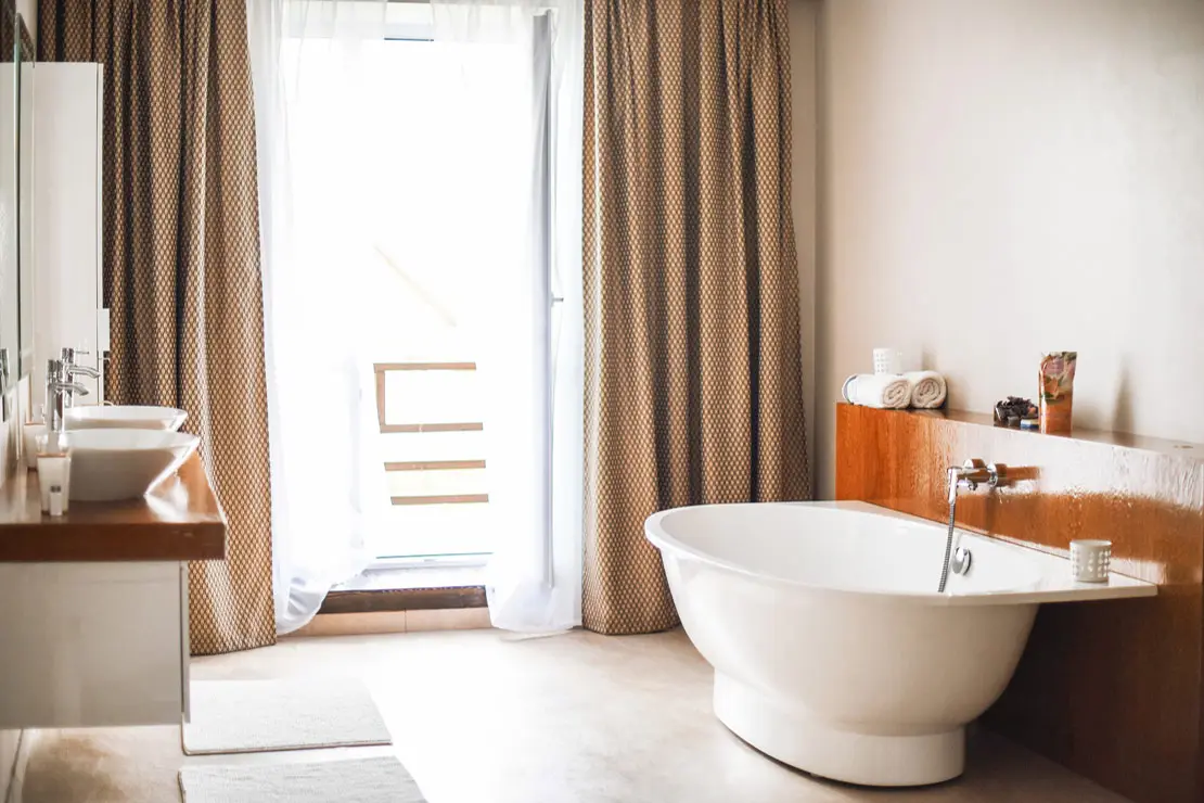 Salle de bain avec murs et sol en béton ciré beige